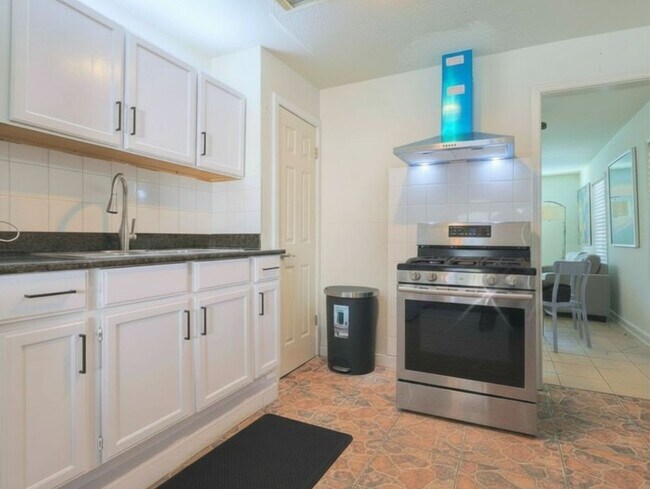 Building Photo - 831 Rouse St