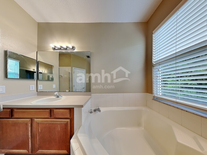 Building Photo - 9705 Bennington Chase Dr