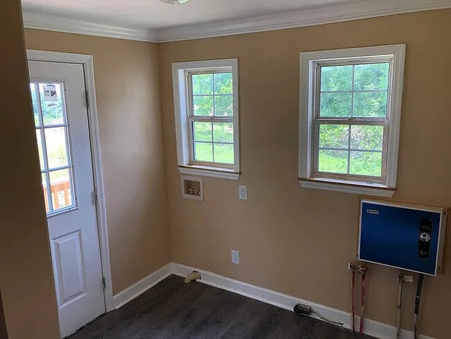 Building Photo - 4 Bedroom 3 Bathroom