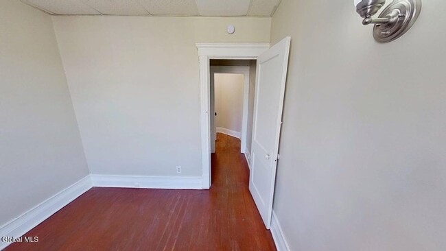 Building Photo - 566 Park Ave