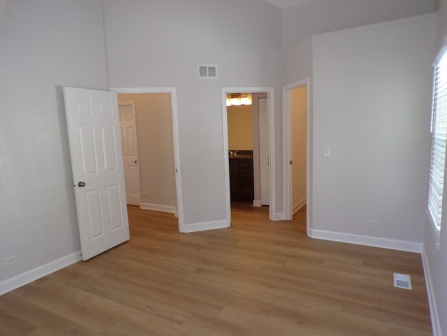 Building Photo - 891 Essex Cir