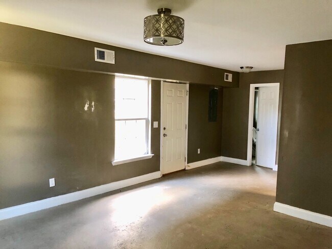 Building Photo - 4 Bedroom 2.5 Bath House in North Central - Downtown Charleston