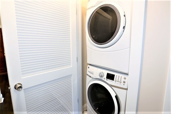 Building Photo - 4447 N Rockwell St