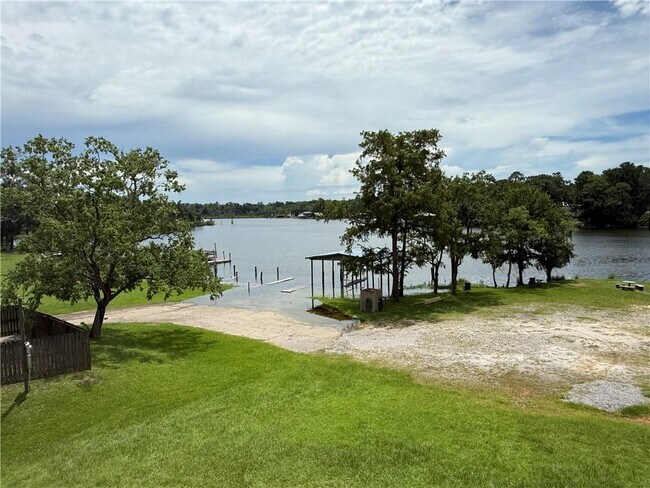 Building Photo - 332 Riverbend Dr