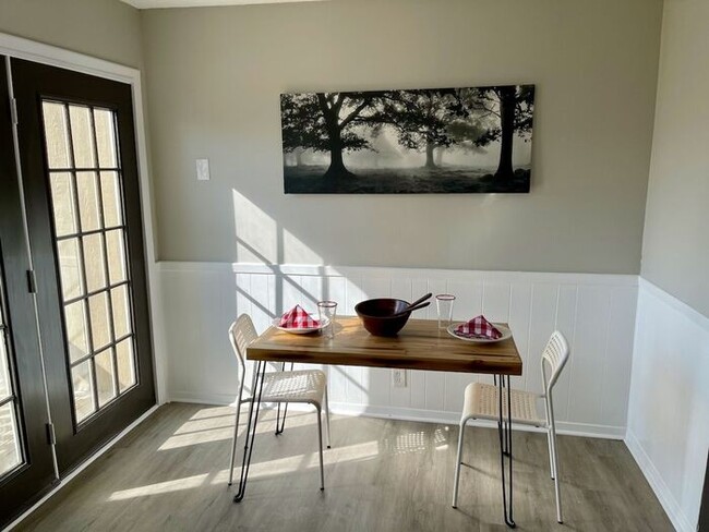 Building Photo - Cute and Convenient South Nashville Townhouse near BNA and Woodbine - Renovated