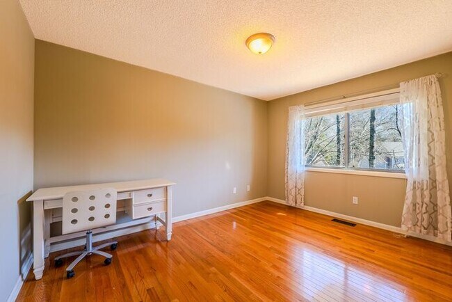 Building Photo - 4518 Club House Dr