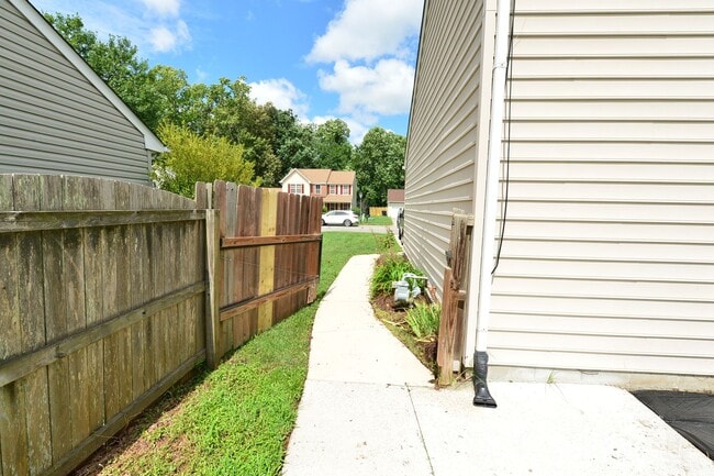 Building Photo - Renovated home with Sunroom!