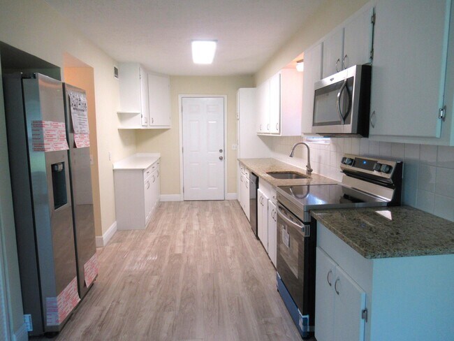 Building Photo - 5310 Palm Dr