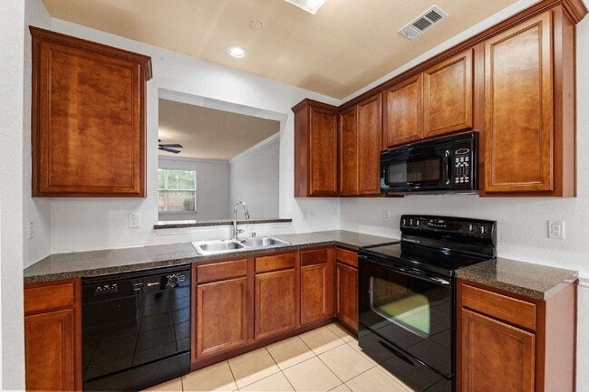 Building Photo - 252 Heritage Hill Dr