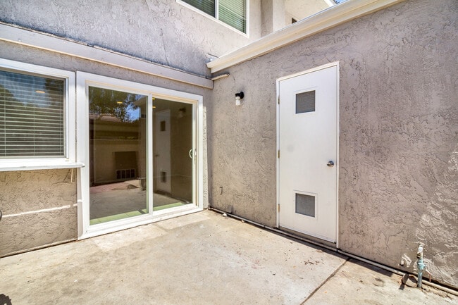 Building Photo - Live by the Lakeside -  Upgraded Spacious TOWNHOME in Lakeside Park