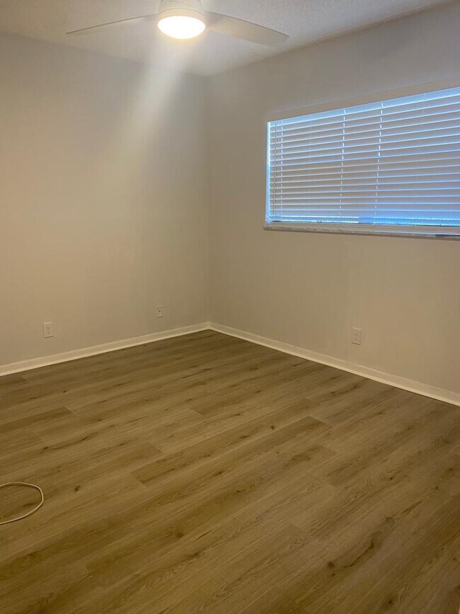 Building Photo - 19 Abbey Ln