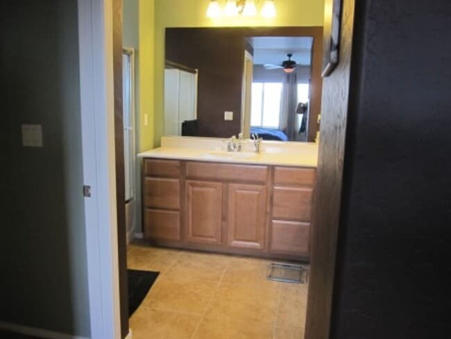 Building Photo - 10415 Lilac Square Ave