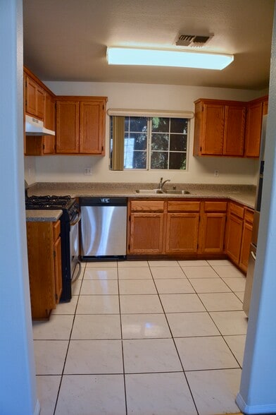 Building Photo - 548 N Windsor Blvd