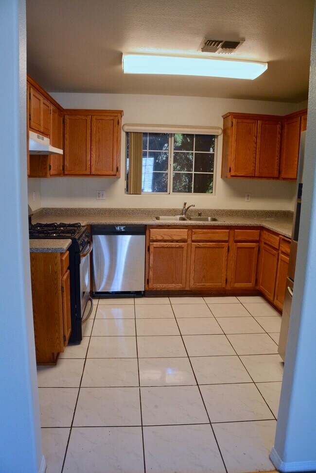 Building Photo - 548 N Windsor Blvd