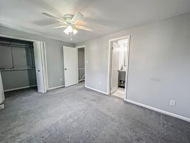 Building Photo - Sunny And Delightful 3 Bed 2.5 Bath Interior Townhome In Refreshing Newgate