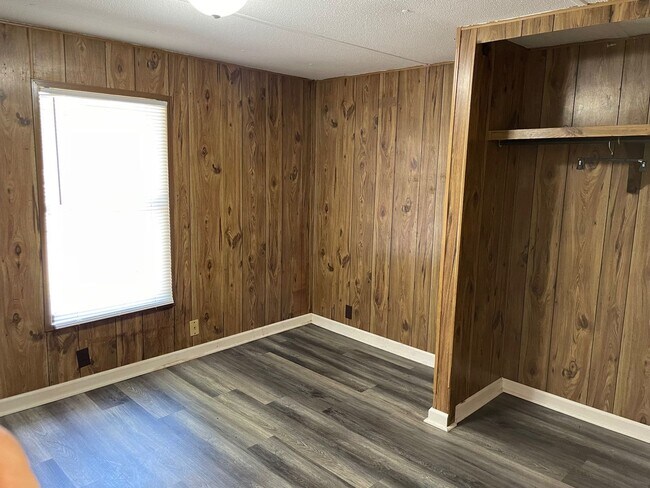 Building Photo - 2 bed, 1 bath mobile home in Lexington! $7...