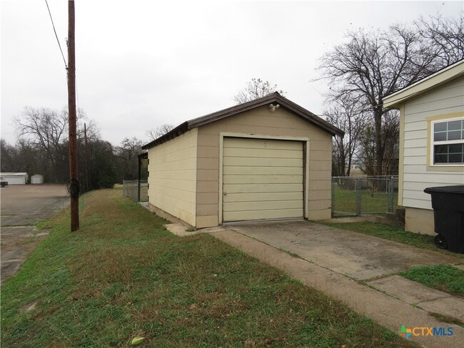 Building Photo - 2116 W Avenue D