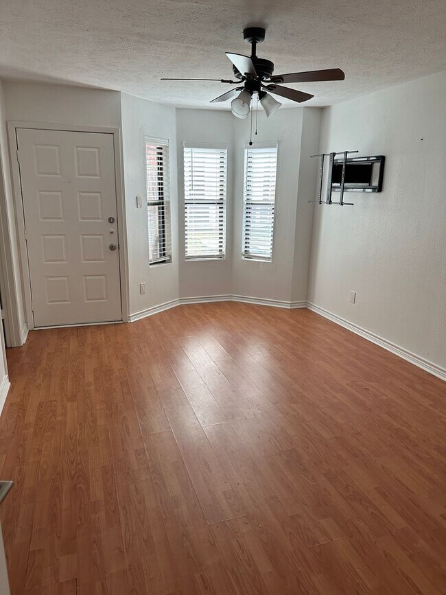 Building Photo - Bryan - 1 bedroom / 1 bath, really close t...