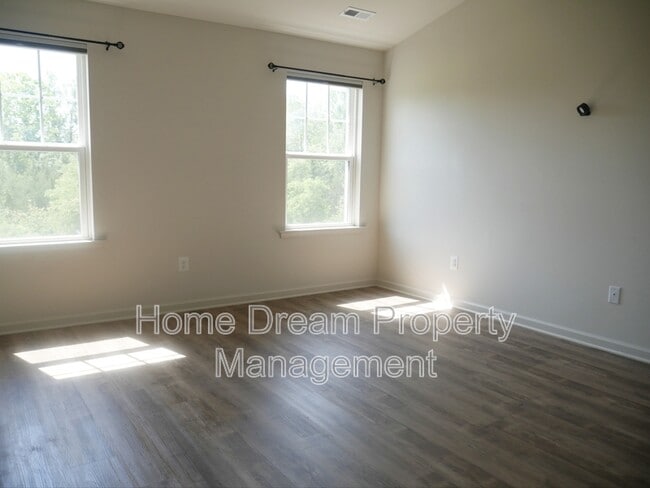Building Photo - 2517 Drake Ln