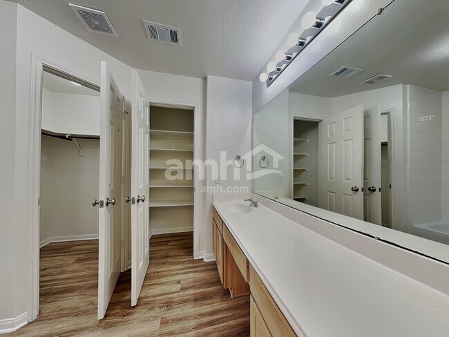 Building Photo - 2518 Halstead Dr