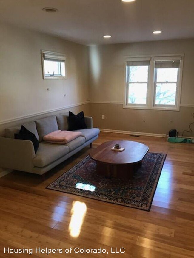 Building Photo - 2 br, 1.5 bath House - 1053 Pine Street #D