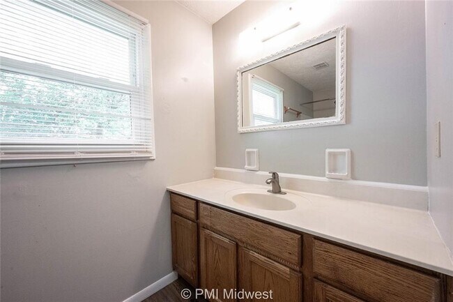 Building Photo - 207 W Green Meadows Dr