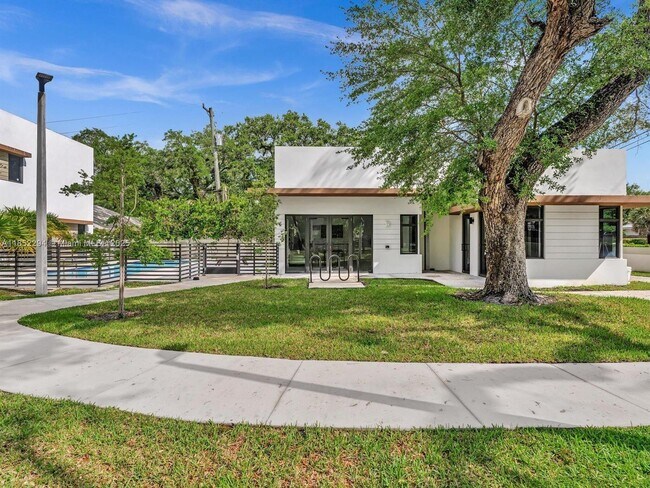 Building Photo - 4110 N Oak Pl