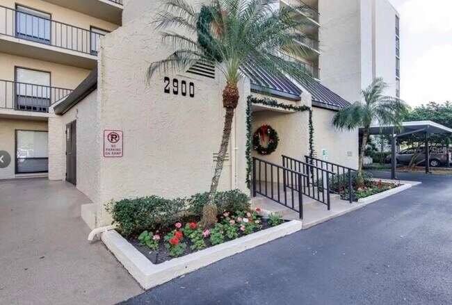 Building Photo - 2900 Cove Cay Dr