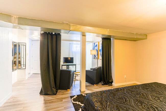 Building Photo - 393 Geranium Ave E