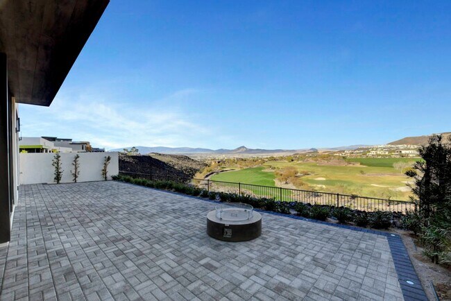 Building Photo - MacDonald Highlands Beauty With Awesome Views