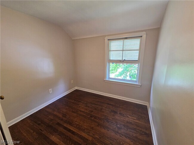 Building Photo - 1361 Villa Dr