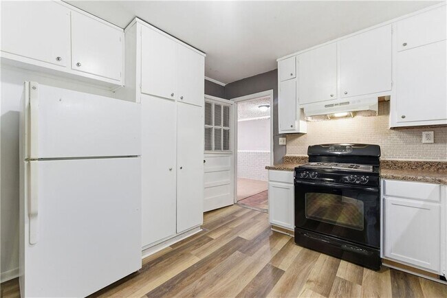 Building Photo - 1961 Valley Ridge Dr SW