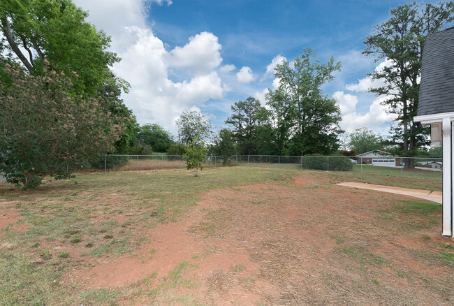 Building Photo - Adorable 3BR /2 Bath Home in Griffin! 1 Ac...