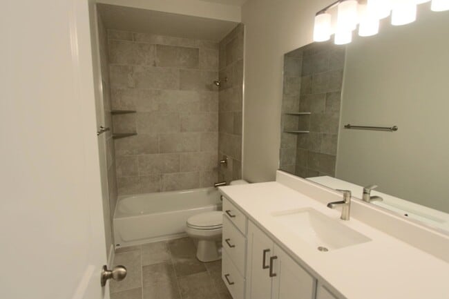 Building Photo - LIKE NEW: 2170+ SQFT and majestic VIEWS  3 Br 2.5 Ba 2 Car garage