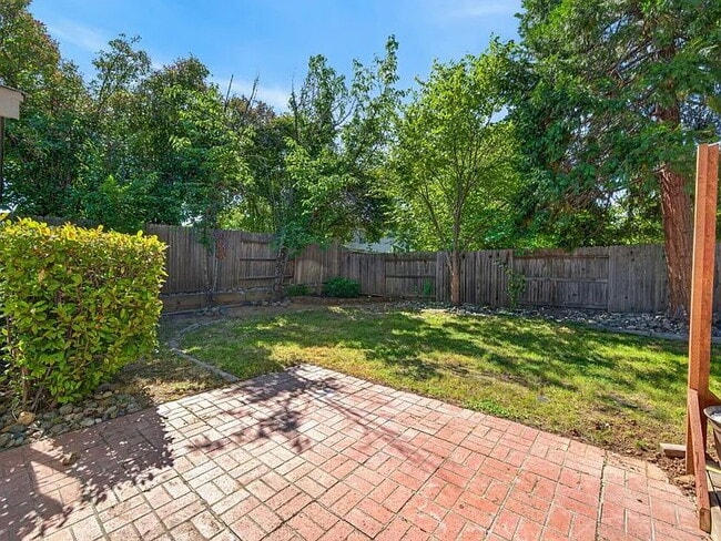 Building Photo - 3 bedroom 2 bath in Dry Creek School District.