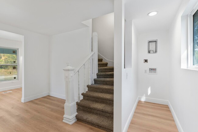 Building Photo - 89 Maple St