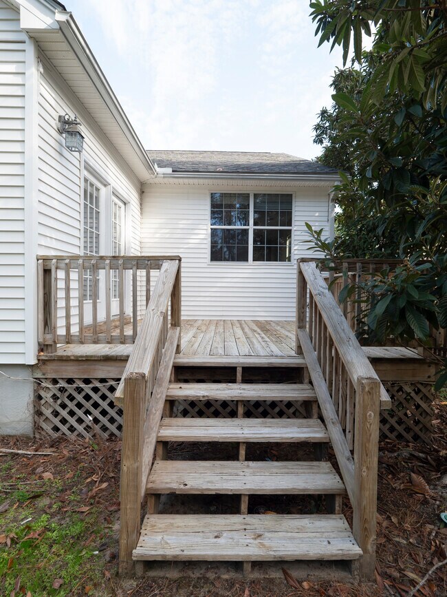 Building Photo - 145 Historic Dr