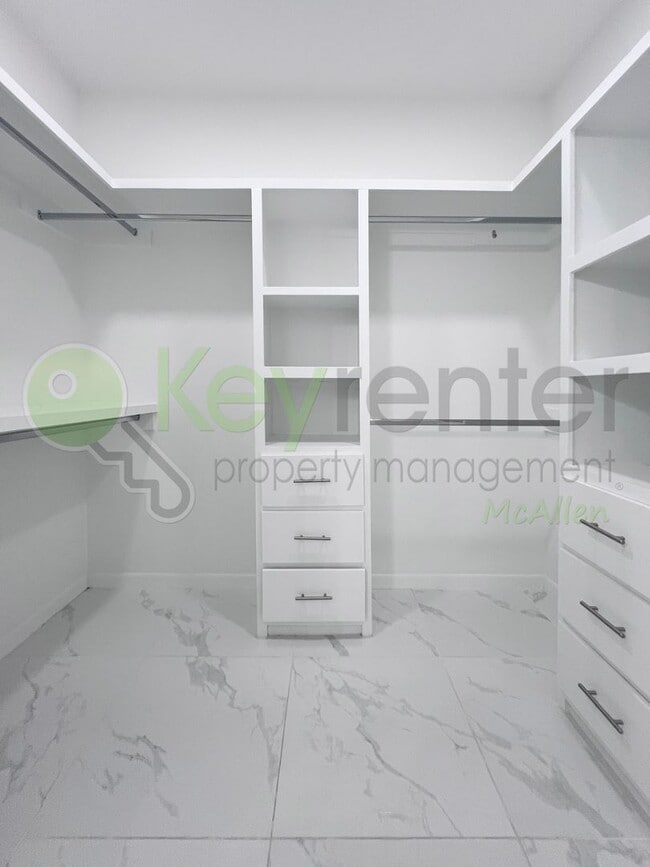 Building Photo - Stunning - 3 b/2.5 bath Home - Don't Miss Out!