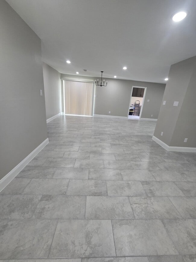 Building Photo - 422 West St