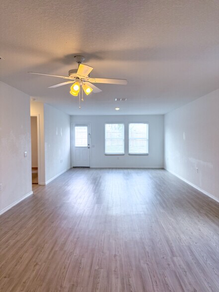 Building Photo - 1427 Laima Curv