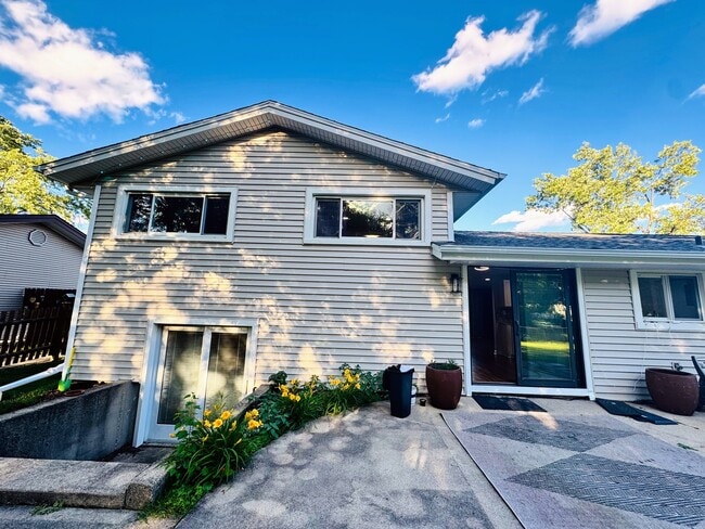 Building Photo - 134 S Salem Dr