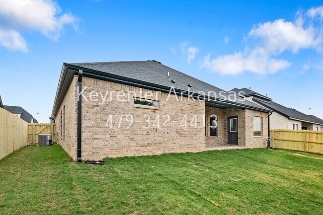 Building Photo - 4 Bed, 2 Bath Home