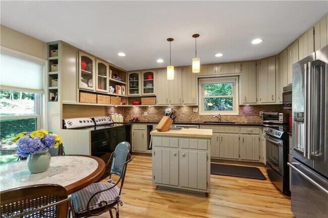 Building Photo - 2138 Carlyle Dr