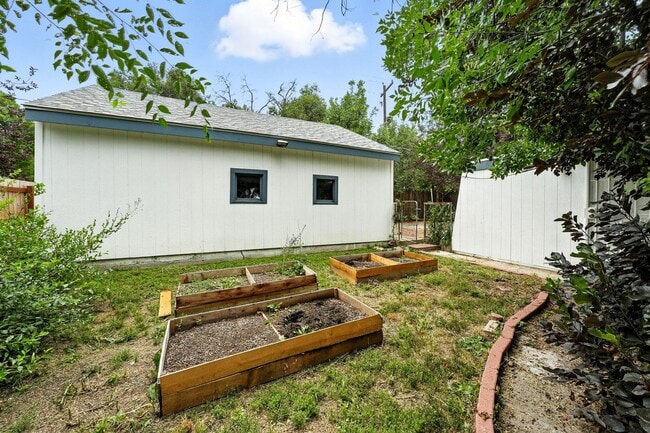 Building Photo - Old Town Lafayette Location! 4 bedrooms! Huge garage!
