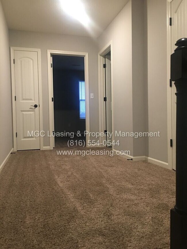 Building Photo - SERRANO 2 Bedroom LUXURY TOWNHOME in the Northland