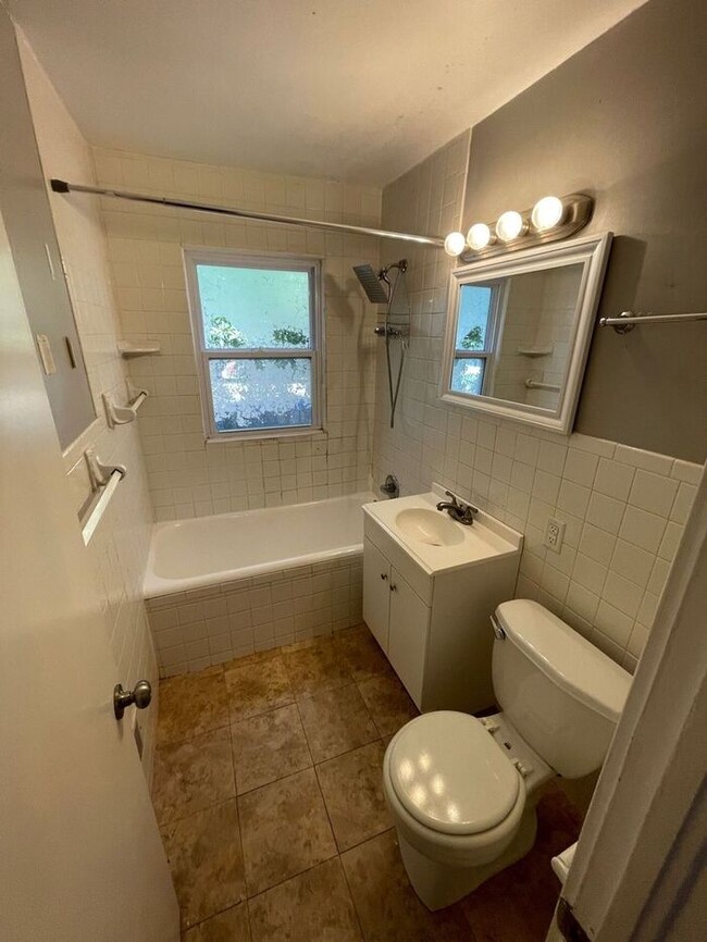 Building Photo - Charming 3 bedroom, 1.5 bathroom home in I...