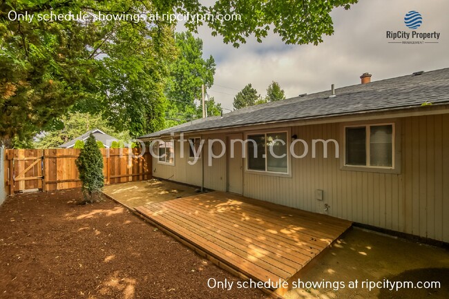 Primary Photo - Nicely updated one level 3-bed/2-bath dupl...