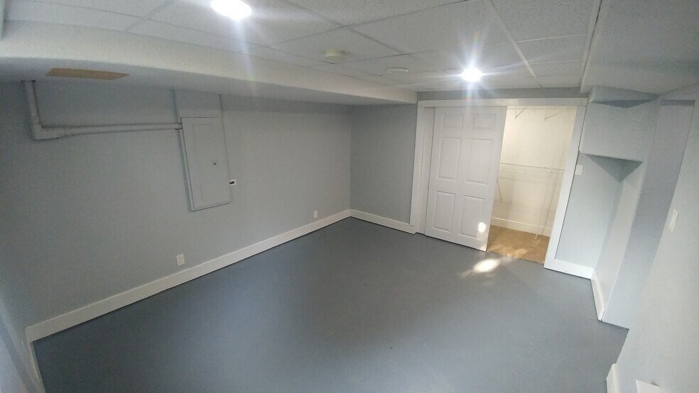 Master bed Room with Walk in closet - 2004 Clay St