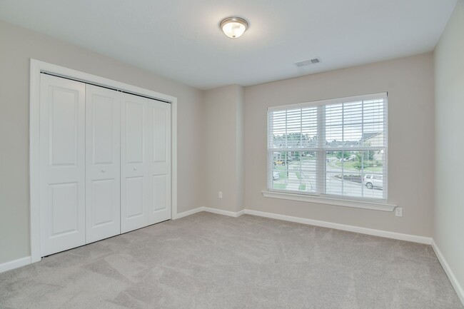 Building Photo - 4 Bedroom 2.5 Bath Canterbury Farms