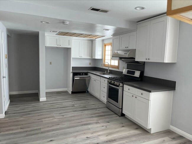 Building Photo - Condo of 3 bedrooms and 2.5 baths in Alhambra